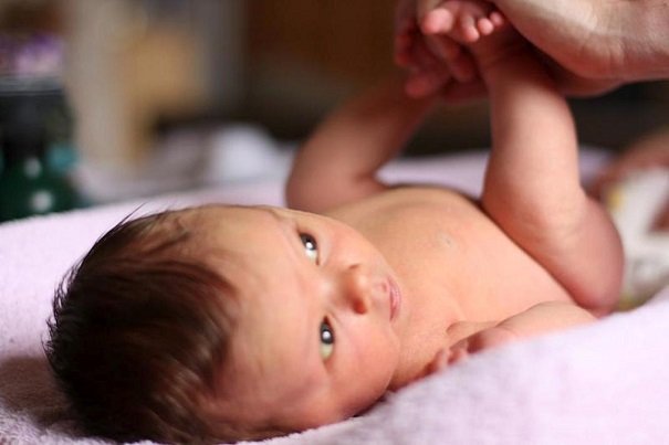come cambiare pannolino neonato mammeup